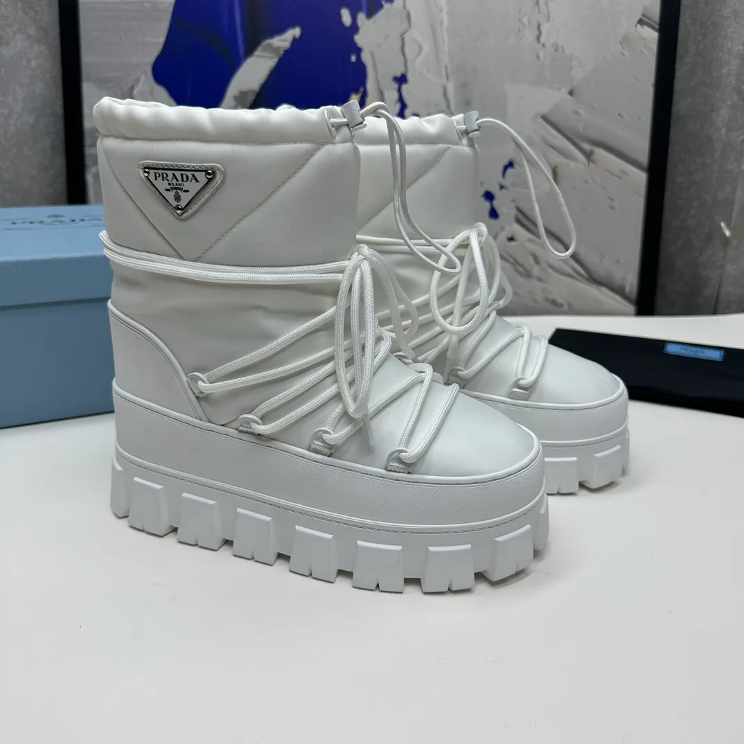 👟👟Ex-factory price 660👟👟 The highest version on the market, Prada's king style, snow boots, ski boots, chubby, so cute and cute →_→ From the Prada limited series, unique. Shiny nylon Oblique upper with criss-cross straps for an ideal fit. The boots are made of technical fabric and have a short-cut version. They can be worn in the city or in the mountains. They make the calves slimmer, taller, warmer and have a concave shape. The boots and soles use the original waterproof effect. The size is 35-40. 41Customized